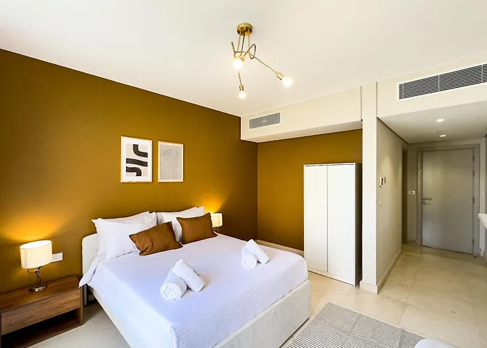 The Golden Atrium 3bdr Pool View Free Pool & Access Gurdaka