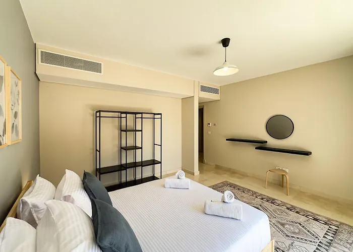 The Golden Atrium 3bdr Pool View Free Pool & Access Apartman *
