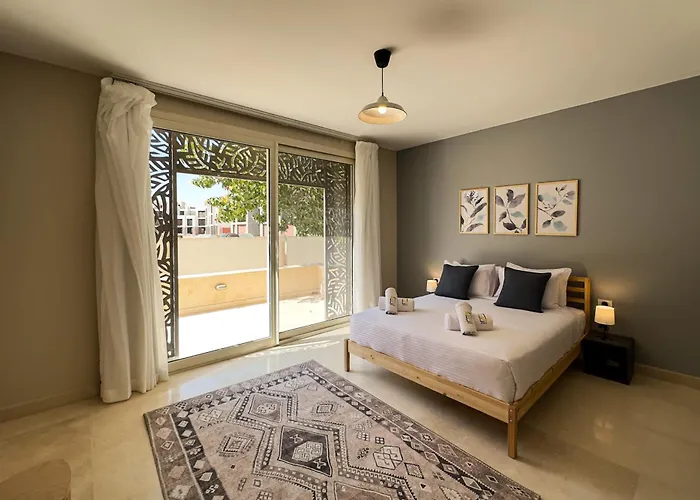 The Golden Atrium 3bdr Pool View Free Pool & Access Gurdaka